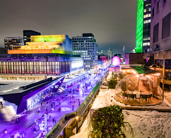 Restaurant bivouac vue sur le toit avec vue neige et ville